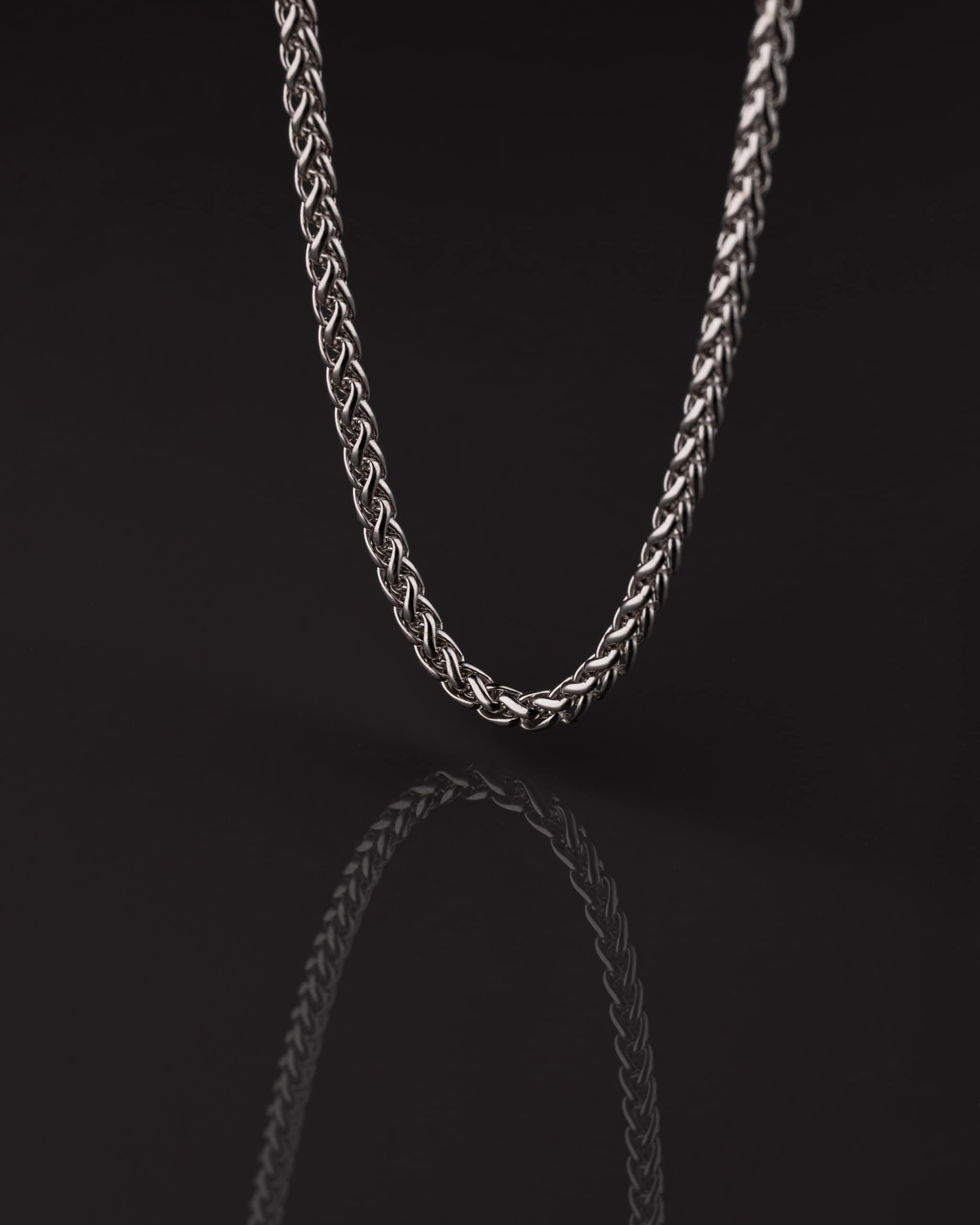 Colgante masculino de acero quirúrgico con diseño moderno y carácter fuerte