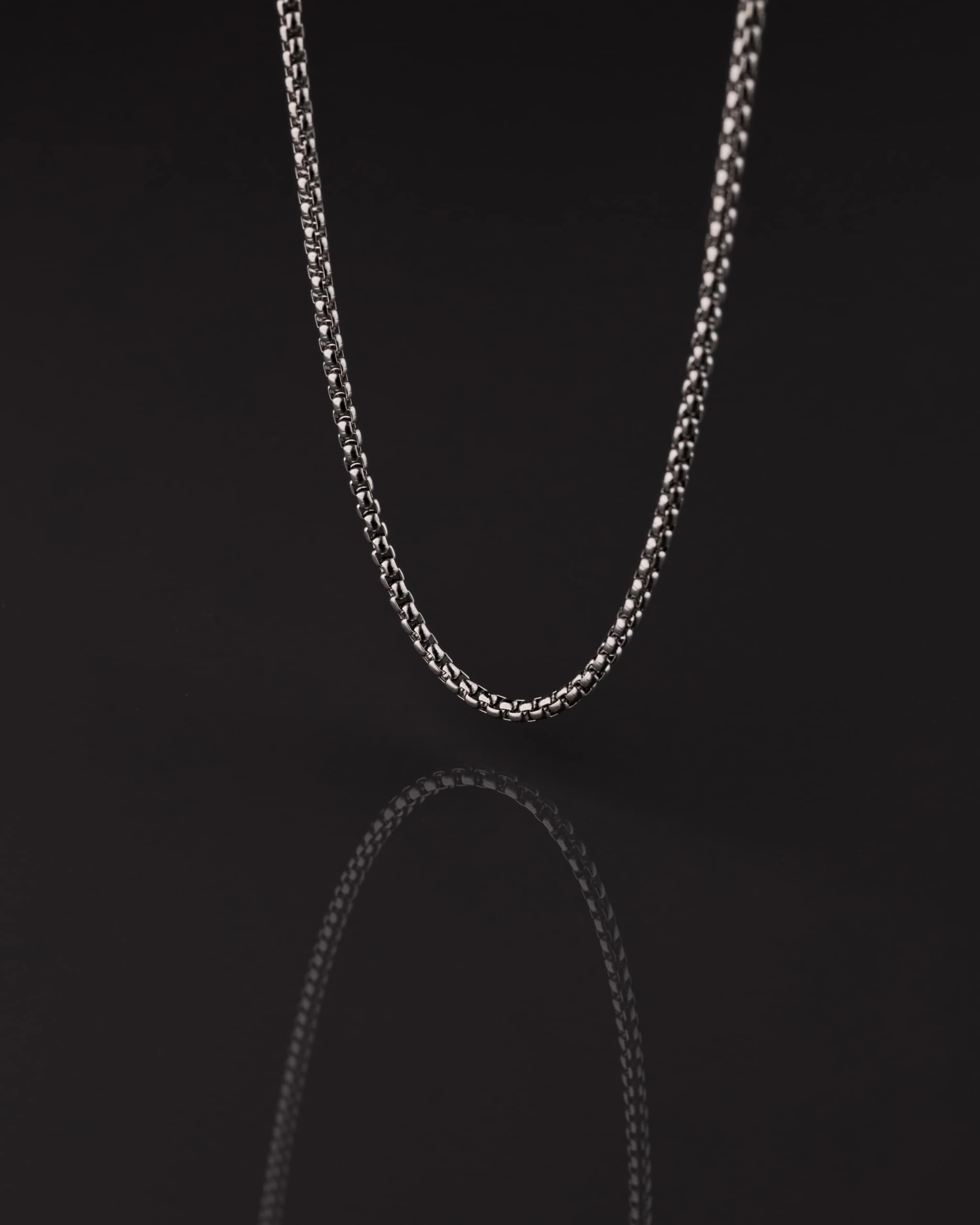 Colgante masculino de acero quirúrgico con diseño moderno y líneas sólidas