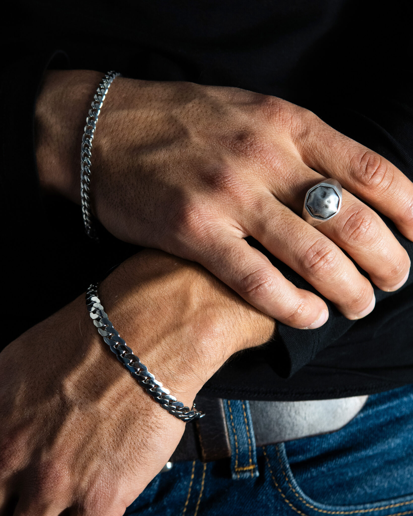 anillo masculino de acero quirúrgico con diseño moderno