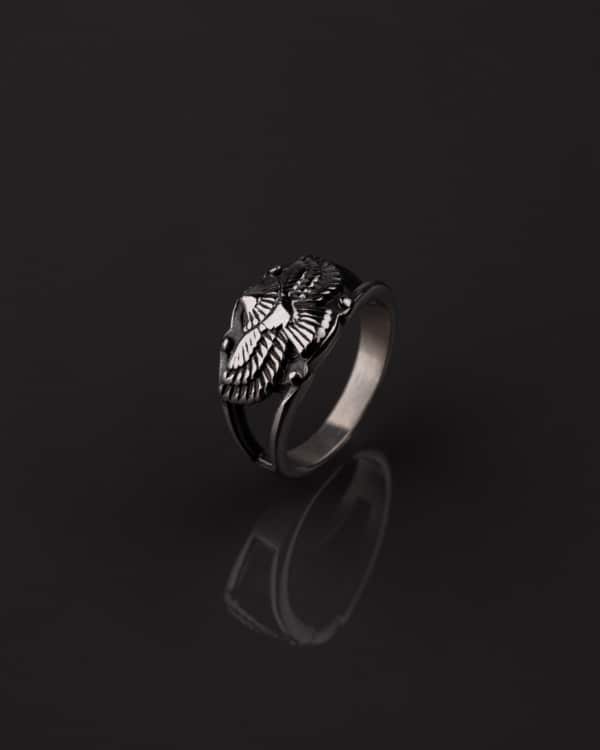 Nuestro anillo de acero quirúrgico es el complemento ideal para expresar tu esencia.
