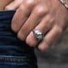 El Anillo Corazón de Acero es una pieza que fusiona lo tradicional y lo moderno, imitando los anillos tradicionales con piedras incrustadas pero con un estilo minimalista y moderno.