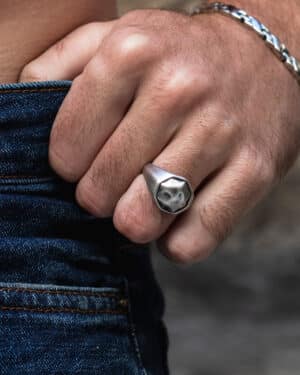 El Anillo Corazón de Acero es una pieza que fusiona lo tradicional y lo moderno, imitando los anillos tradicionales con piedras incrustadas pero con un estilo minimalista y moderno.