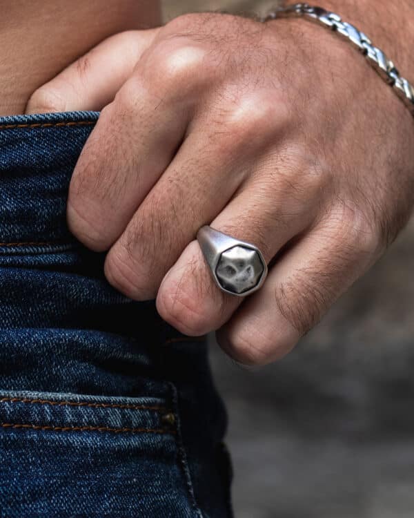 El Anillo Corazón de Acero es una pieza que fusiona lo tradicional y lo moderno, imitando los anillos tradicionales con piedras incrustadas pero con un estilo minimalista y moderno.