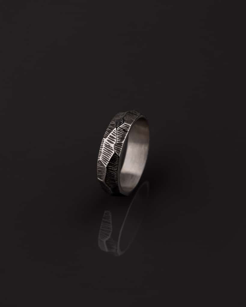 Anillo de acero quirúrgico premium y de alta calidad.