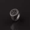 Anillo de acero. Diseñado para hombres que valoran la elegancia y la durabilidad.