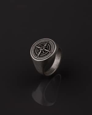Anillo de acero. Diseñado para hombres que valoran la elegancia y la durabilidad.