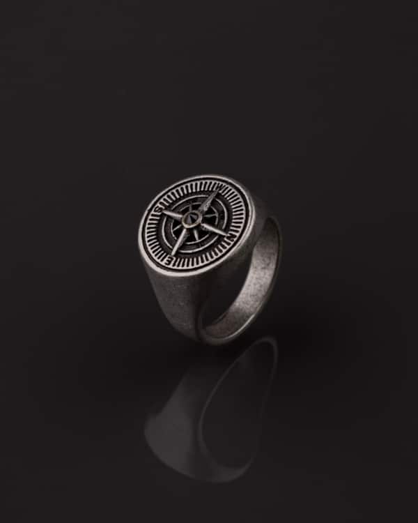 Anillo de acero. Diseñado para hombres que valoran la elegancia y la durabilidad.