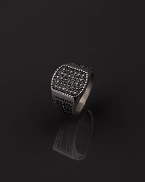 Anillo de acero quirúrgico con diseño elegante