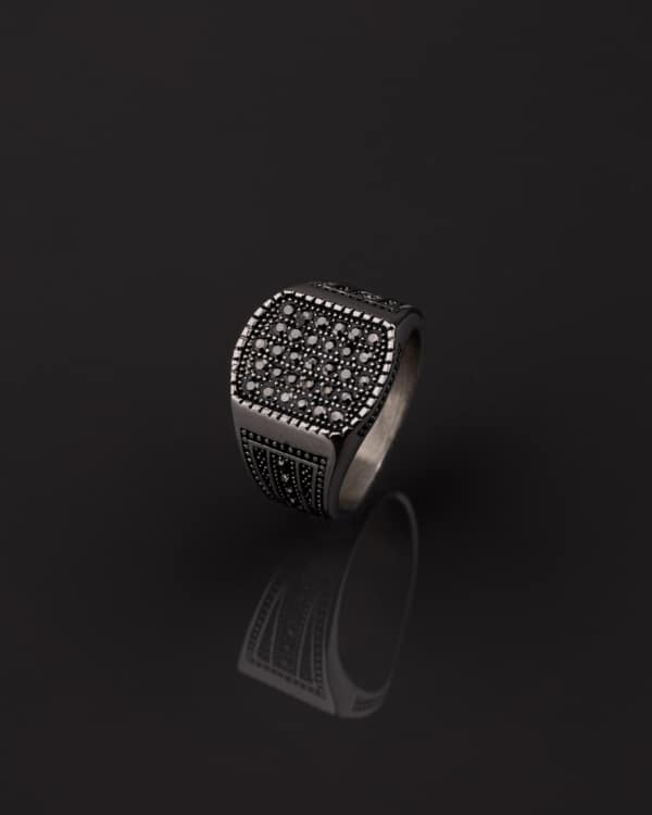Anillo de acero quirúrgico con diseño elegante