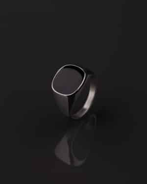 Un accesorio diseñado para hombres con actitud.