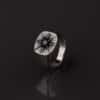 El Anillo Tempus Fugit tiene un diseño que recuerda a la estética de un reloj, con líneas que emulan las manecillas y marcadores de tiempo en su centro.