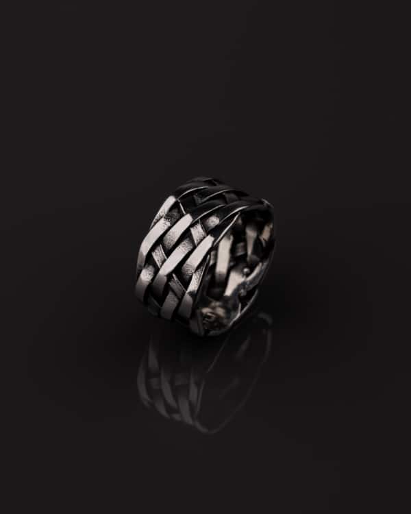 Anillo moderno para hombres con estilo
