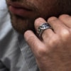 Anillo de Acero Entrelazado Valurys para hombre, diseño elegante y resistente.