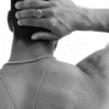 El Anillo Raíces Eternas de la marca de joyas masculinas Valurys, es una pieza con un diseño robusto y un acabado que evoca fuerza y durabilidad. La parte frontal del anillo muestra un Árbol de la Vida bien definido, con un relieve detallado que refuerza su simbolismo de equilibrio y conexión