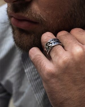 Anillo de Acero Entrelazado Valurys para hombre, diseño elegante y resistente.