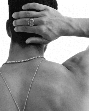 El Anillo Raíces Eternas de la marca de joyas masculinas Valurys, es una pieza con un diseño robusto y un acabado que evoca fuerza y durabilidad. La parte frontal del anillo muestra un Árbol de la Vida bien definido, con un relieve detallado que refuerza su simbolismo de equilibrio y conexión