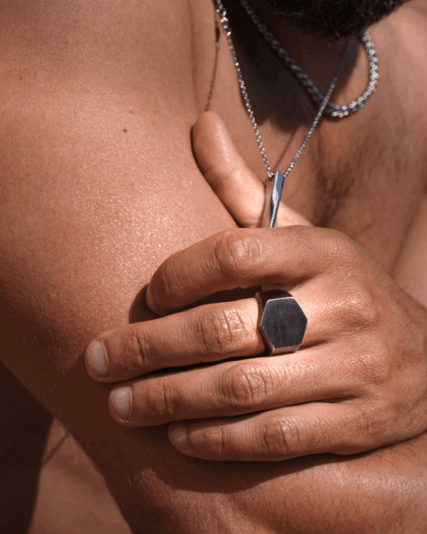 El Anillo Acero Rústico es una pieza que combina la autenticidad con la robustez, ofreciendo un estilo que se aleja de la perfección pulida y busca la belleza en lo natural y lo sin pulir. Su apariencia robusta y texturizada le confiere un carácter fuerte y masculino, ideal para quienes buscan un accesorio que refleje una personalidad firme y decidida.