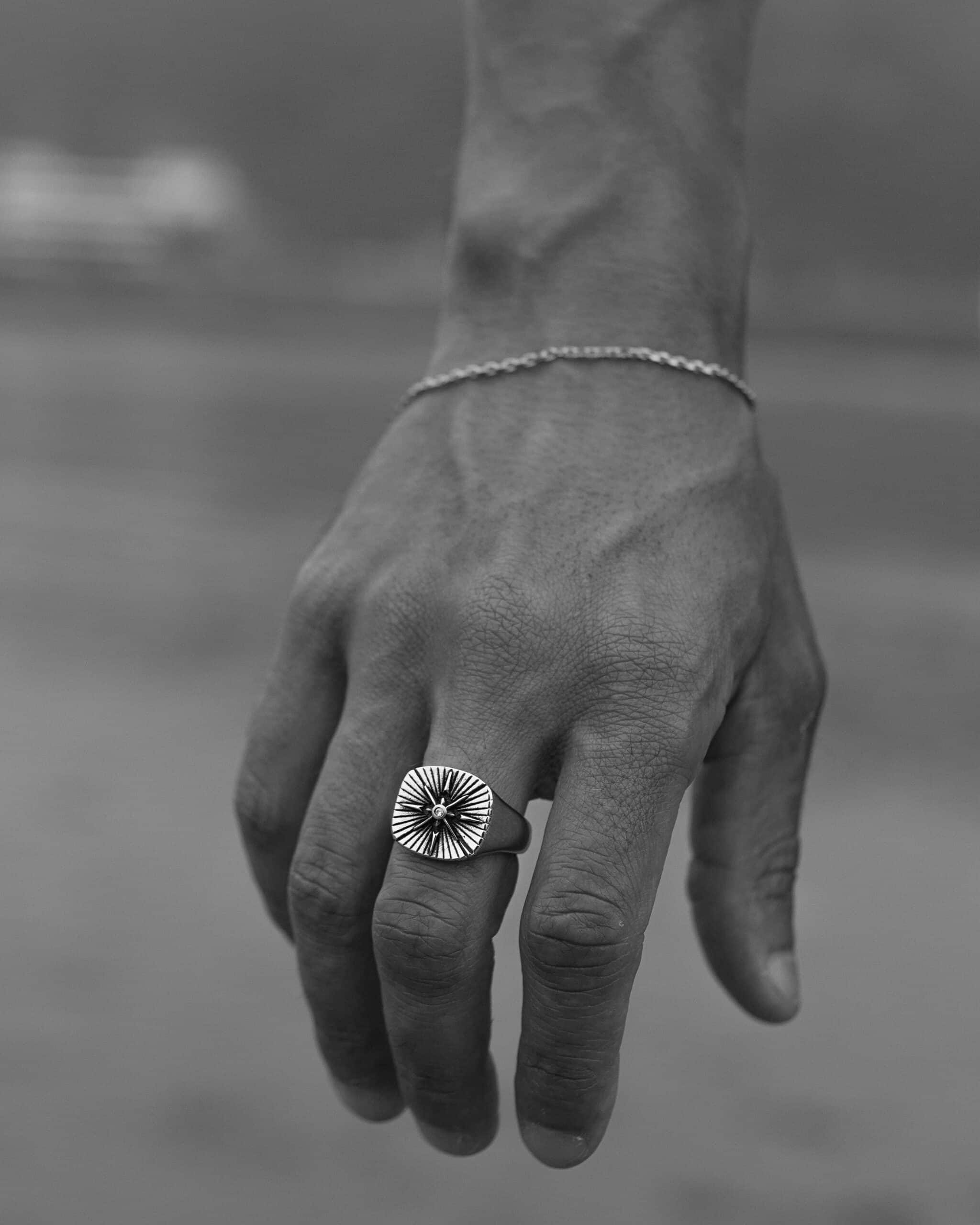 El anillo para hombres Tempus Fight para hombres de la marca Valurys tiene un diseño que recuerda a la estética de un reloj, con líneas que emulan las manecillas y marcadores de tiempo en su centro.