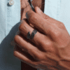 El Anillo Alas Celestiales es una pieza ideal para hombres que busquen joyas con un diseño delicado y elegante
