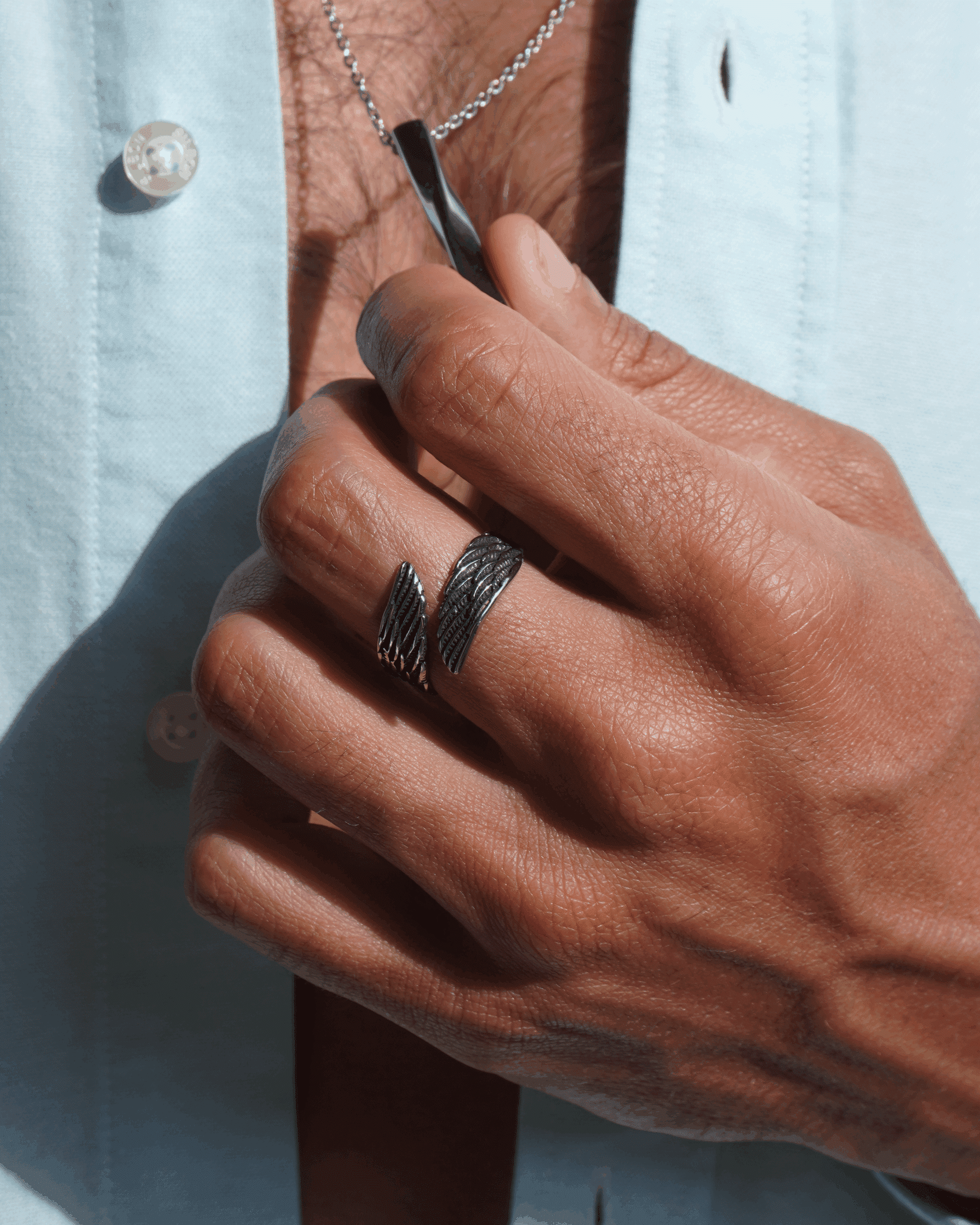 El Anillo Alas Celestiales es una pieza ideal para hombres que busquen joyas con un diseño delicado y elegante