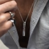 Colgante Luminaria de acero quirúrgico Valurys para hombre, con anillos Serpientes Gemelas y Piedra Nocturna.