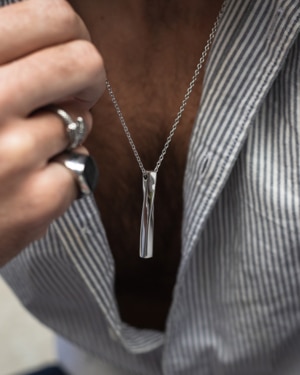 Colgante Luminaria de acero quirúrgico Valurys para hombre, con anillos Serpientes Gemelas y Piedra Nocturna.