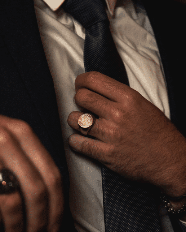 Anillo de acero. Diseñado para hombres que valoran la elegancia y la durabilidad.