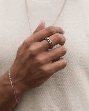 El Anillo Eslabones está marcado por un diseño masculino y contemporáneo, emulando una cadena de eslabones entrelazados. Ideal para hombres que buscan un accesorio con un toque clásico pero distintivo.