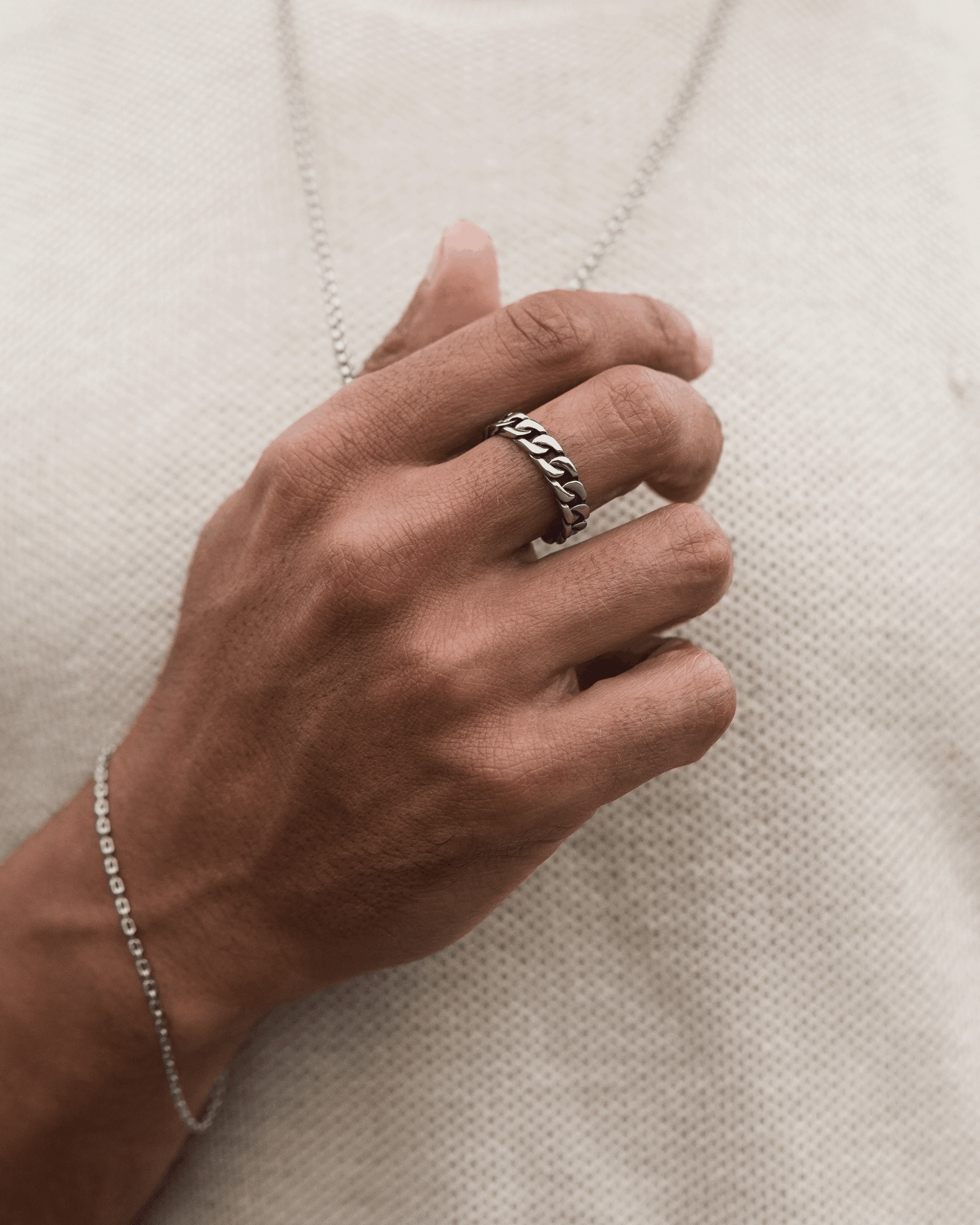 El Anillo Eslabones está marcado por un diseño masculino y contemporáneo, emulando una cadena de eslabones entrelazados. Ideal para hombres que buscan un accesorio con un toque clásico pero distintivo.