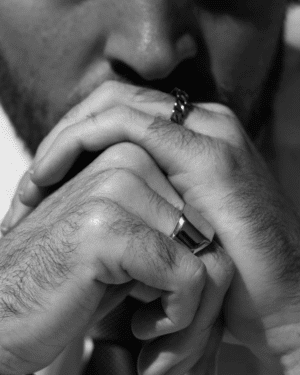 Este anillo ofrece un diseño contemporáneo que combina modernidad y elegancia. Su forma cuadrada le da un toque distintivo, ideal para quienes buscan algo diferente a los estilos más convencionales.