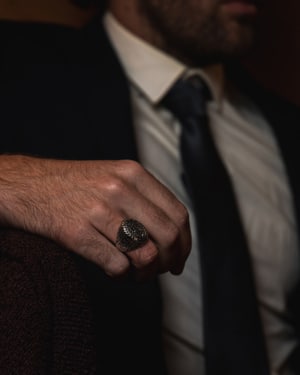 Anillo Legado de acero quirúrgico Valurys para hombre, diseño robusto y elegante.