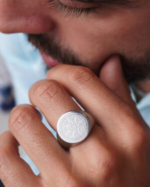 Anillo Polaris de acero quirúrgico para hombre, diseño moderno y resistente