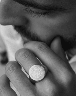 Anillo de acero. Diseñado para hombres que valoran la elegancia y la durabilidad.