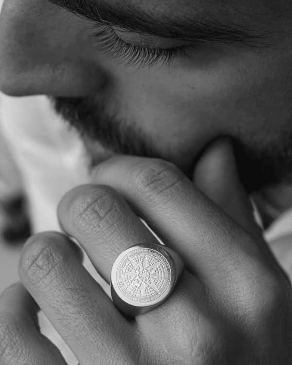 Anillo de acero. Diseñado para hombres que valoran la elegancia y la durabilidad.