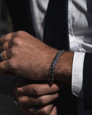 Pulseras de acero quirúrgico Valurys para hombre, modelos Cadena Fina y Cordón, combinadas para un look elegante.