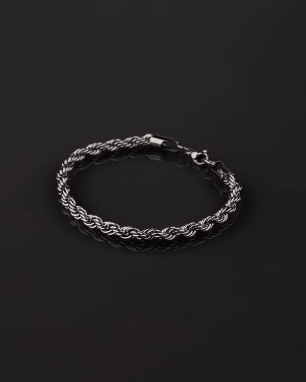 Pulsera de acero para hombres ideal para uso diario o para combinar con otros accesorios, ofreciendo un toque de brillo sutil.