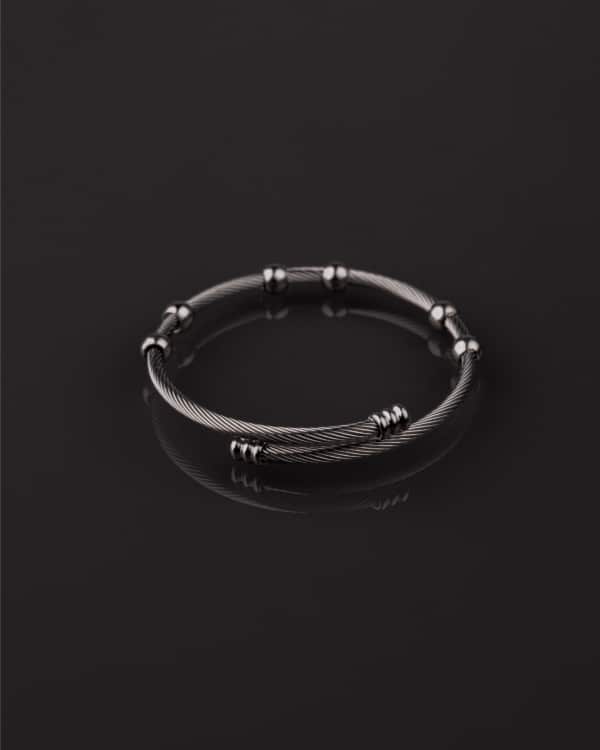 Pulsera Inspirada en la sofisticación de las perlas, esta pulsera ofrece un estilo que es a la vez refinado y fuerte.