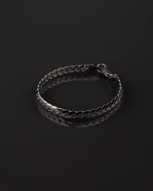 Una pieza ideal para hombres que buscan un accesorio minimalista pero con carácter. Perfecta para complementar atuendos tanto formales como casuales, aportando un toque moderno y sofisticado.