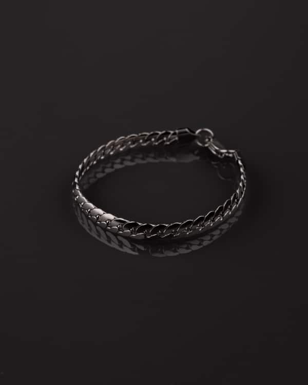 Una pieza ideal para hombres que buscan un accesorio minimalista pero con carácter. Perfecta para complementar atuendos tanto formales como casuales, aportando un toque moderno y sofisticado.