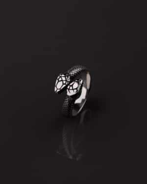 Anillo valurys con Diseño geométrico y contemporáneo. Un artículo simbólico y moderno además de clásico y atemporal.