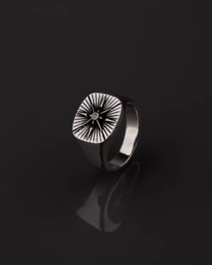 El Anillo Tempus Fugit tiene un diseño que recuerda a la estética de un reloj, con líneas que emulan las manecillas y marcadores de tiempo en su centro.