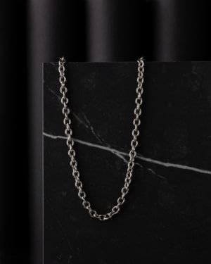 Colgante de acero quirúrgico para hombre con diseño geométrico y líneas limpias. Una pieza de joyería masculina pensada para el uso diario, que combina resistencia, sobriedad y un estilo moderno dentro de la estética contemporánea.