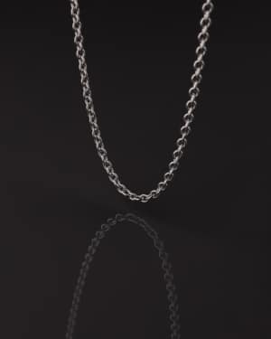 Colgante masculino de acero quirúrgico con diseño moderno y estética sobria