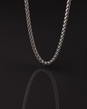 Colgante masculino de acero quirúrgico con diseño moderno y carácter fuerte