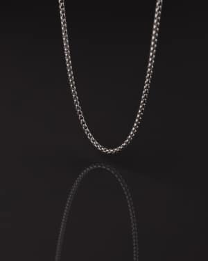 Colgante masculino de acero quirúrgico con diseño moderno y líneas sólidas