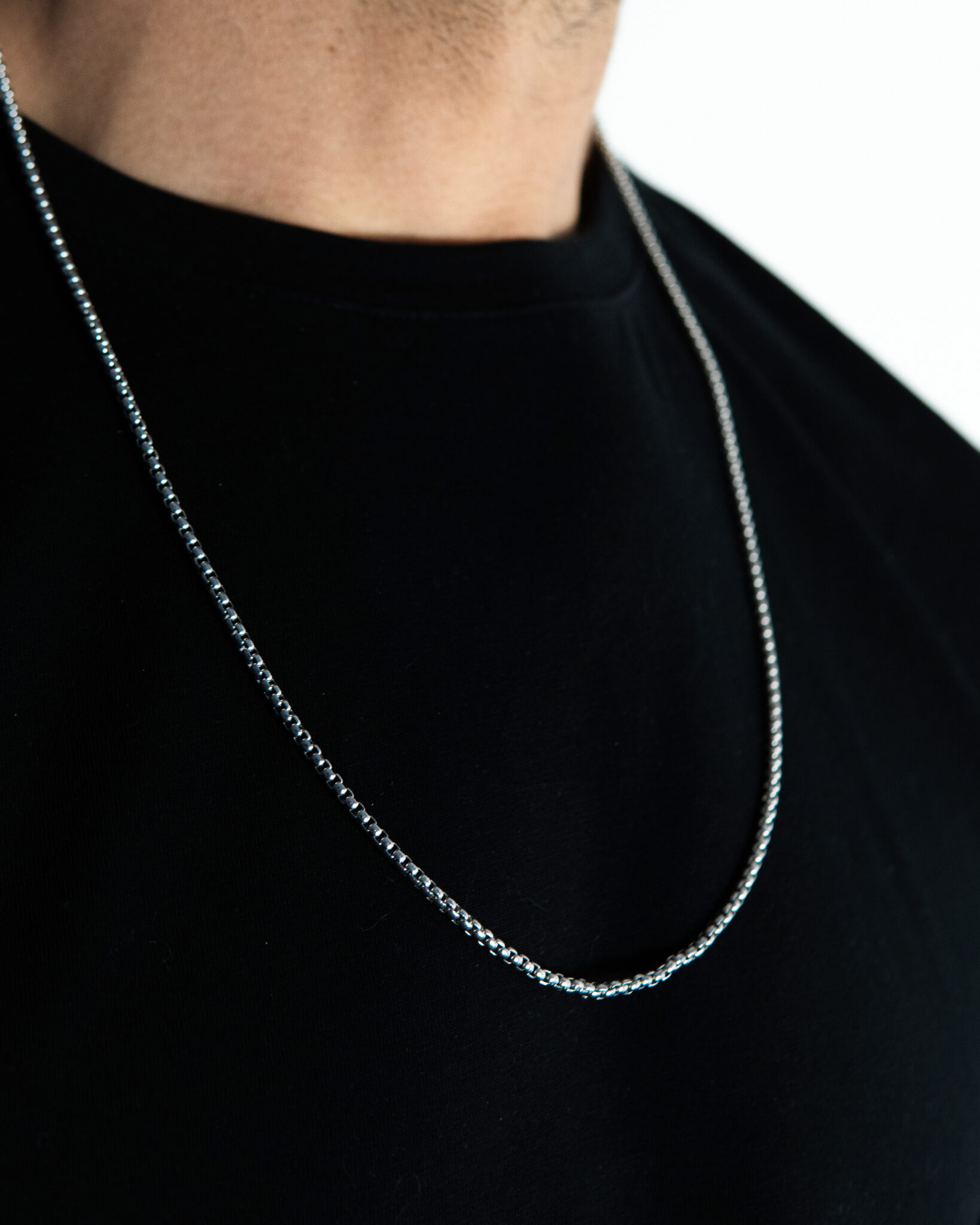 colgante masculino de acero quirúrgico con diseño moderno