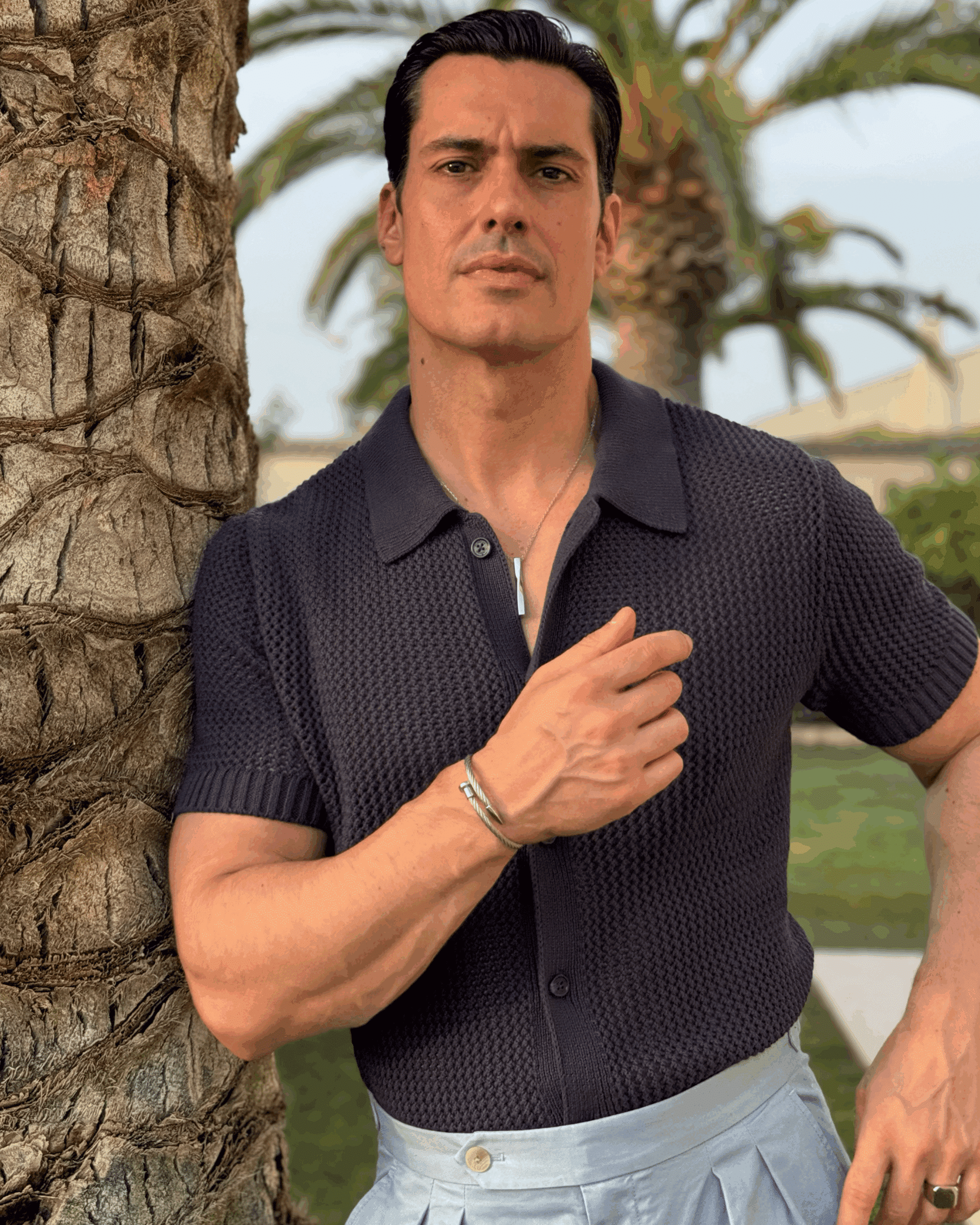 Nuestra pulsera Valurys para hombres tiene un estilo contemporáneo inspirado en formas geométricas que evocan precisión e ingeniería.