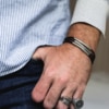 Anillo Horizontes y Anillo Apache con pulsera Enlazada de acero quirúrgico para hombre Valurys, diseño robusto y elegante.
