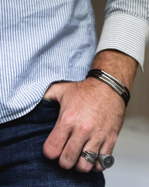 Anillo Horizontes y Anillo Apache con pulsera Enlazada de acero quirúrgico para hombre Valurys, diseño robusto y elegante.