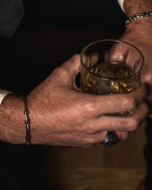 Pulsera para hombres con los elementos esféricos.